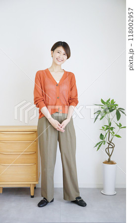 女性秋服夏服のファッションコーディネート全身（縦向き） 118002957