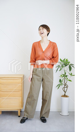 女性秋服夏服のファッションコーディネート全身（縦向き） 118002964