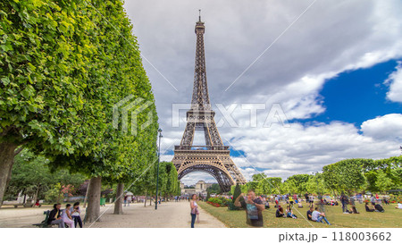 Champ de Mars and the Eiffel Tower timelapse hyperlapse in a sunny summer day. Paris, France 118003662