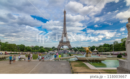 Fountains on famous square Trocadero with Eiffel tower in the background timelapse hyperlapse. 118003667