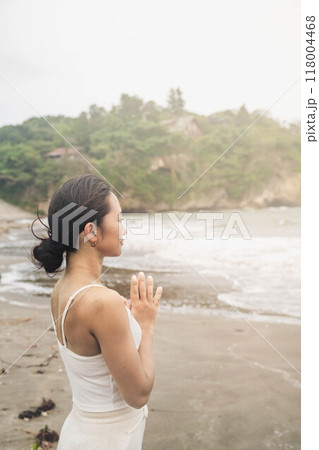 海辺でリラックスする若い女性 海辺でリラックスする若い女性 118004468