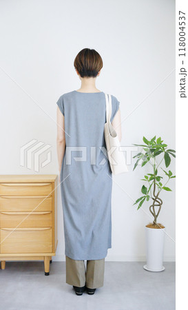 女性秋服夏服のファッションコーディネート全身（縦向き）. 118004537