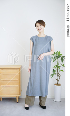 女性秋服夏服のファッションコーディネート全身(縦向き). 女性秋服夏服のファッションコーディネート全身(縦向き). 118004557