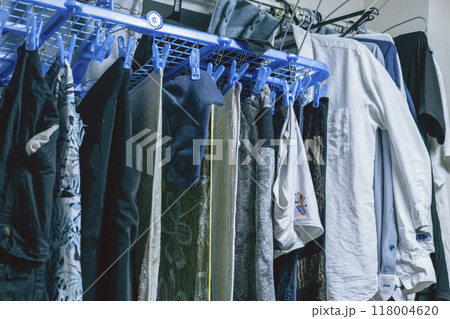男性の一人暮らし　部屋干しの風景 118004620