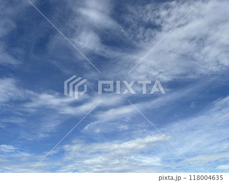 青空に白い雲 118004635