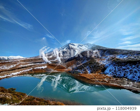 姿見の池から見た北海道旭岳の雪景色 姿見の池から見た北海道旭岳の雪景色 118004939