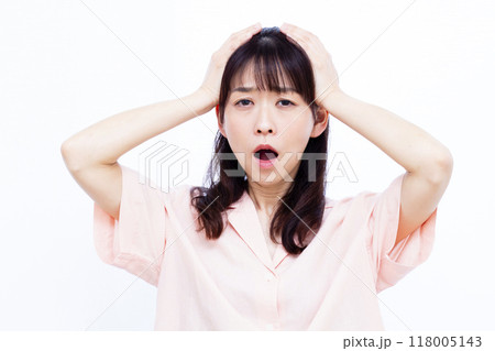 頭を抱えておどろく女性 頭を抱えておどろく女性 118005143