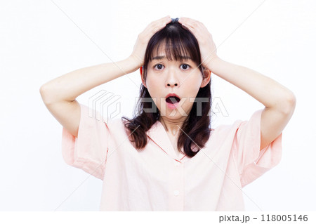 頭を抱えておどろく女性 118005146