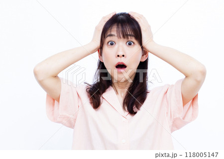 頭を抱えておどろく女性 頭を抱えておどろく女性 118005147