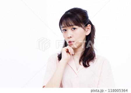 真剣に悩んでいる女性 真剣に悩んでいる女性 118005364