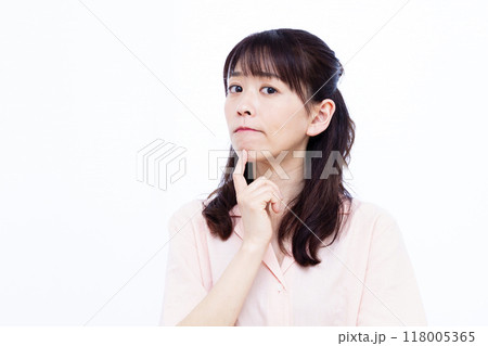 真剣に悩んでいる女性 118005365