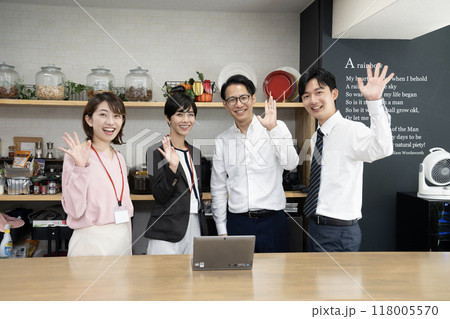 ビジネス　手を振る4人のスタッフ 118005570