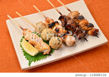 美味しそうな焼き鳥、焼き鳥。 美味しそうな焼き鳥、焼き鳥。 118006116