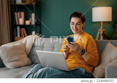 woman using laptop woman using laptop 118006552