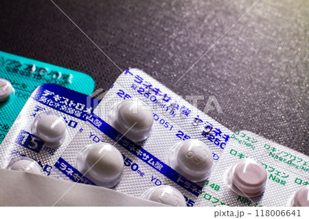 パッケージに入ったかぜ薬 118006641