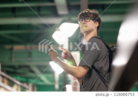 スマホを持つ男性 118006753