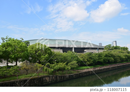 大阪城ホール(大阪城公園内にある多目的アリーナ)と川 大阪城ホール(大阪城公園内にある多目的アリーナ)と川 118007115