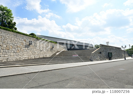 大阪城ホール（多目的アリーナ）の南入り口 118007256