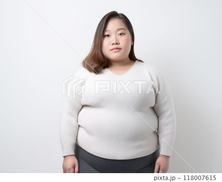 ふくよかな女性 118007615