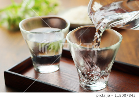 日本酒・冷酒・米・注ぐ 118007843