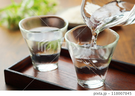 日本酒・冷酒・米・注ぐ 118007845