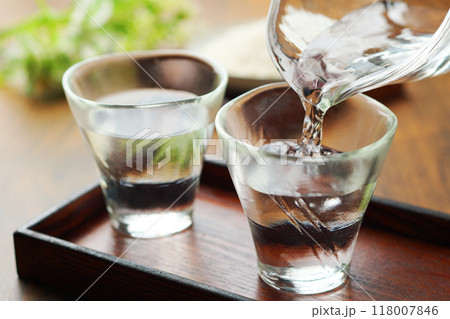 日本酒・冷酒・米・注ぐ 日本酒・冷酒・米・注ぐ 118007846