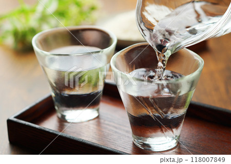 日本酒・冷酒・米・注ぐ 日本酒・冷酒・米・注ぐ 118007849
