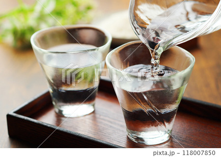 日本酒・冷酒・米・注ぐ 118007850