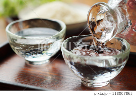 日本酒・冷酒・米・注ぐ 118007863