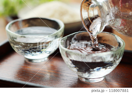 日本酒・冷酒・米・注ぐ 118007881