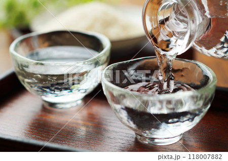 日本酒・冷酒・米・注ぐ 118007882