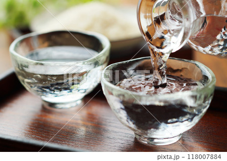 日本酒・冷酒・米・注ぐ 日本酒・冷酒・米・注ぐ 118007884