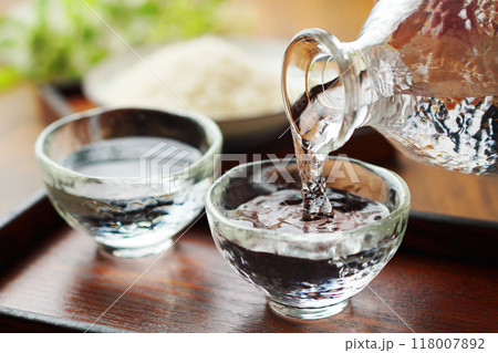 日本酒・冷酒・米・注ぐ 日本酒・冷酒・米・注ぐ 118007892