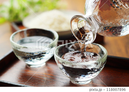 日本酒・冷酒・米・注ぐ 日本酒・冷酒・米・注ぐ 118007896