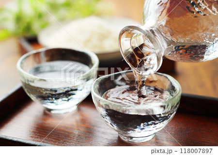 日本酒・冷酒・米・注ぐ 118007897