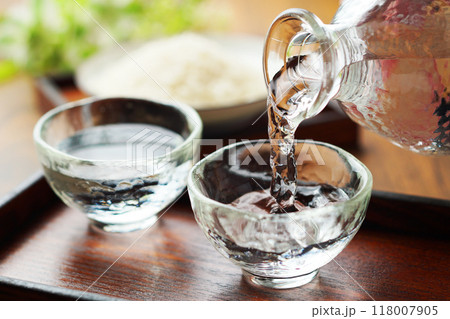 日本酒・冷酒・米・注ぐ 118007905