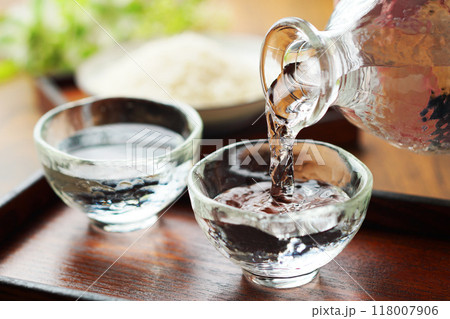 日本酒・冷酒・米・注ぐ 日本酒・冷酒・米・注ぐ 118007906