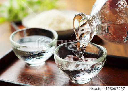 日本酒・冷酒・米・注ぐ 日本酒・冷酒・米・注ぐ 118007907