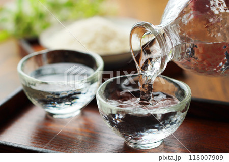 日本酒・冷酒・米・注ぐ 118007909
