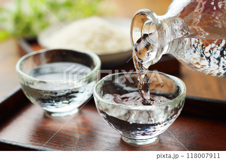 日本酒・冷酒・米・注ぐ 118007911