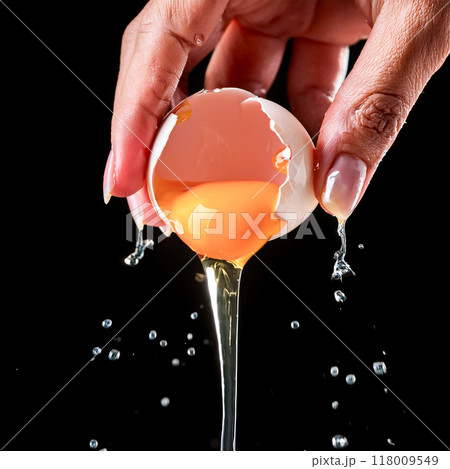 生卵を割るシーン 118009549