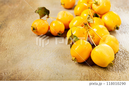 yellow small apples, Chinese variety, scattered on the table, top view, no people, 118010290