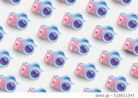 Pattern with SLR camera on pastel color background 118011343