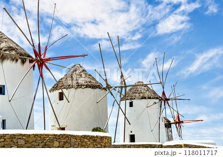 Myconos, views of the white houses with their cobbled streets. Village bathed by the South Aegean Sea, in the Cyclades, Greece 118011717