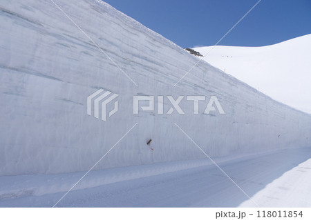 雪の大谷  立山黒部アルペンルート  118011854