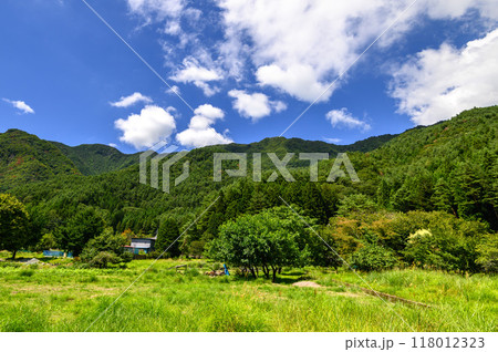 (山梨県)西湖根場付近の山並み・夏景色 (山梨県)西湖根場付近の山並み・夏景色 118012323