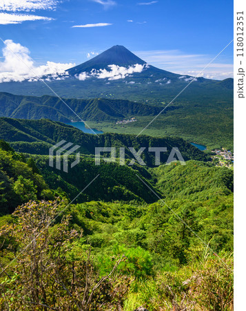 夏山絶景・御坂山地より望む青空と富士山 118012351