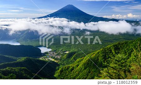 夏山絶景・御坂山地より望む青空と富士山 118012359