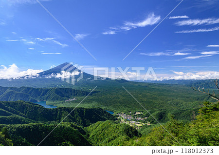 夏山絶景・御坂山地より望む青空と富士山 夏山絶景・御坂山地より望む青空と富士山 118012373