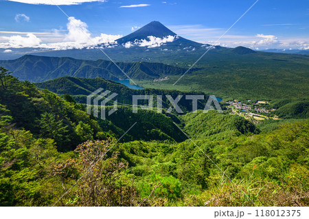 夏山絶景・御坂山地より望む青空と富士山 夏山絶景・御坂山地より望む青空と富士山 118012375